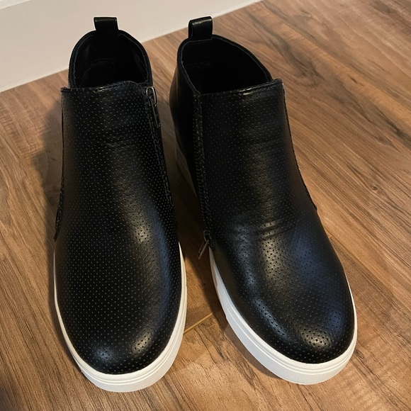 Time and Tru low cut boots. Size 9. Black. Maybe worn once - Picture 2 of 7